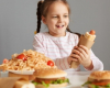 Uşaqlar üçün sağlam seçimlər: pediatr bu qidalardan uzaq durmağı tövsiyə edir