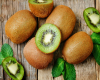 Kivi yüksək C vitamini ilə dəri parıltısını artırır və qocalma əlamətlərini gecikdirir