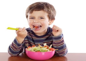 Uşaq qidalanma zamanı nə qədər müddət masa arxasında əyləşə bilər?