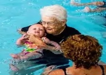 102 yaşlı üzgüçülük üzrə təlimçi uzun ömür sürməsinin səbəbini açıqlayıb