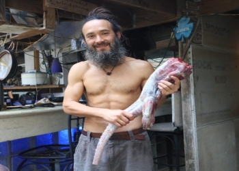 Heyvanları sevdiyi üçün leş yeməyə başladı - FOTO