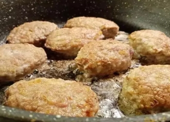 Kotletlər niyə tavada parçalanır: 3 kulinariya səhvi