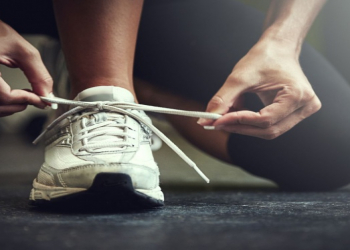 Həkim: Osteoporoz zamanı sümüklər o qədər zəifləyir ki, ayaqqabı bağlayarkən belə qırıq yarana bilər