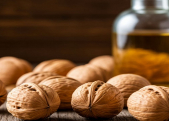 Qozu xüsusi alət olmadan necə qırmaq olar – sadə “butulka üsulu”