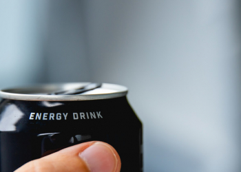 Həkim uşaqların enerji içkilərindən uzaq durmasını tövsiyə edir