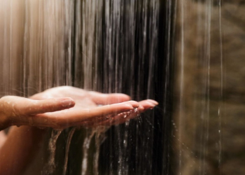 Qadınların isti duşu üstün tutmasının səbəbi açıqlanıb