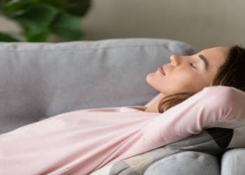 Günorta yuxusundan sonra özünü halsız hiss etməməyin sadə yolları