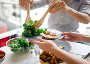 Düzgün qidalanmaq artıq çəkinin qarşısını alır