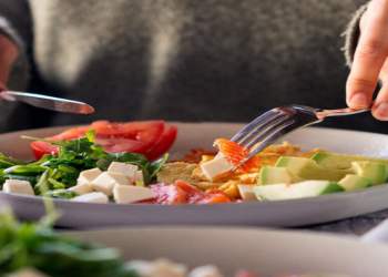 Həkim səhər yeməyini buraxmaq barədə yayılan mifləri təkzib edib