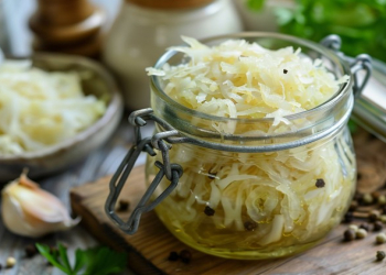 Qış və payız aylarında turşu kələm niyə xüsusilə faydalıdır