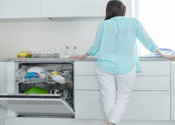 Qabyuyan maşın, yoxsa əl ilə yumaq: hansı daha sərfəlidir?