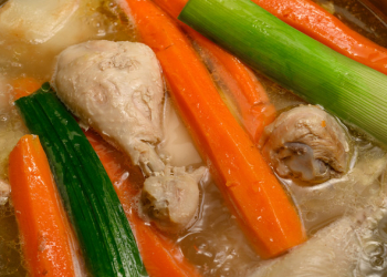 Toyuq bulyonundan hazırlanan jelatinli xörək daha yüngül sayılır