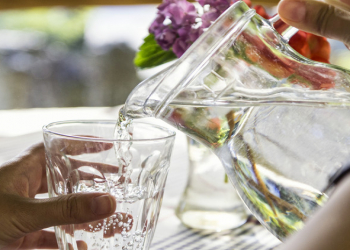 Həddindən artıq su içmək niyə təhlükəlidir? - Diyetoloq su normasını açıqladı