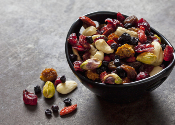 Həkimlər qışda rasiona qoz-fındıq, quru meyvə və dəniz məhsulları əlavə etməyi tövsiyə edir