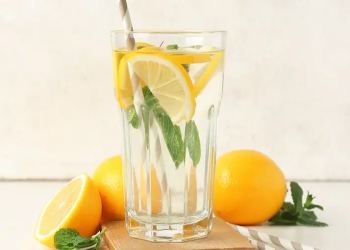 Diyetoloqlar bir mifi dağıtdılar: səhər limonlu su içmək düşündüyünüzü etmir