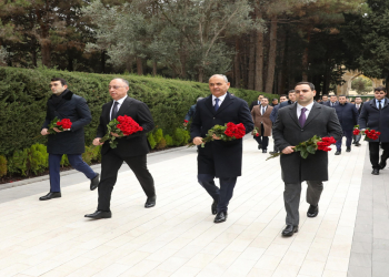 AQTA-nın kollektivi anım günü ilə bağlı Fəxri xiyabanı ziyarət edib