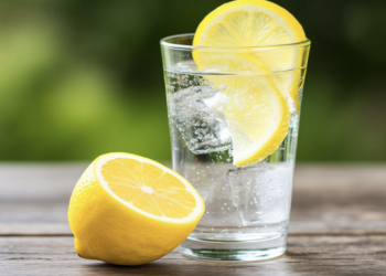 Həkim xəbərdarlıq edir: Limonlu su dişləri zədələyir