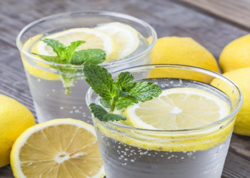 Səhər bir stəkan limonlu su ilə başlamağın 9 faydası