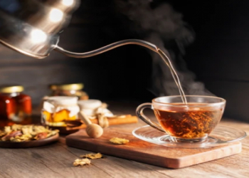 Çay dəmlənərkən su zərərli metallardan təmizlənir