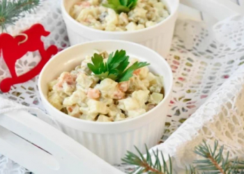 Fərqli və ləzzətli seçim: kalmar və yaşıl noxudlu salatla süfrənizi bəzəyin