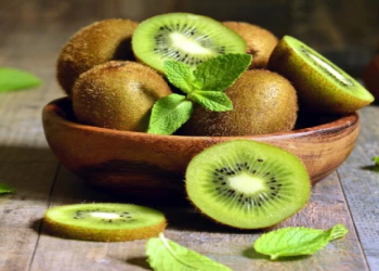 Dietoloqlar məsləhət görür: Kivini qabığı ilə yemək daha faydalıdır