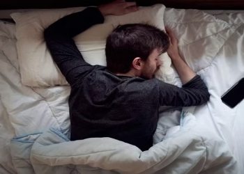 Telefonu yatağın yanında saxlamaq niyə təhlükəlidir?