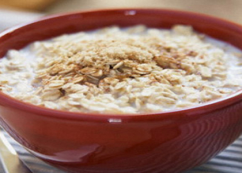 Səhər yeməyində yulaf sıyığı sağlam başlanğıc üçün ideal seçimdir