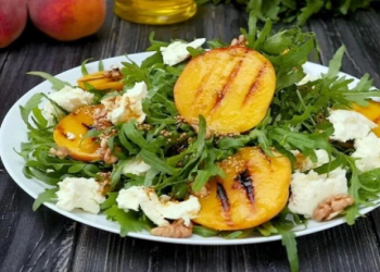 Rukkola və şaftalı salatı sağlam və dadlı seçim kimi süfrələrə rəng qatır