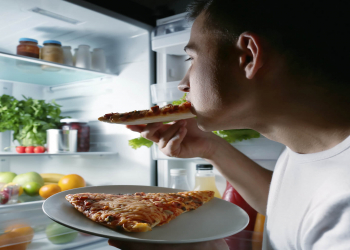 Gecə yemək yemək kökəldirmi? – Dietoloqdan cavab