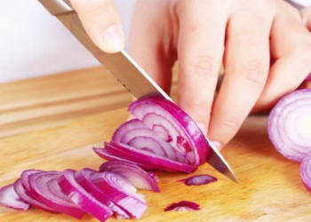 Soğanı göz yaşarmadan doğramağın sadə üsulu açıqlandı