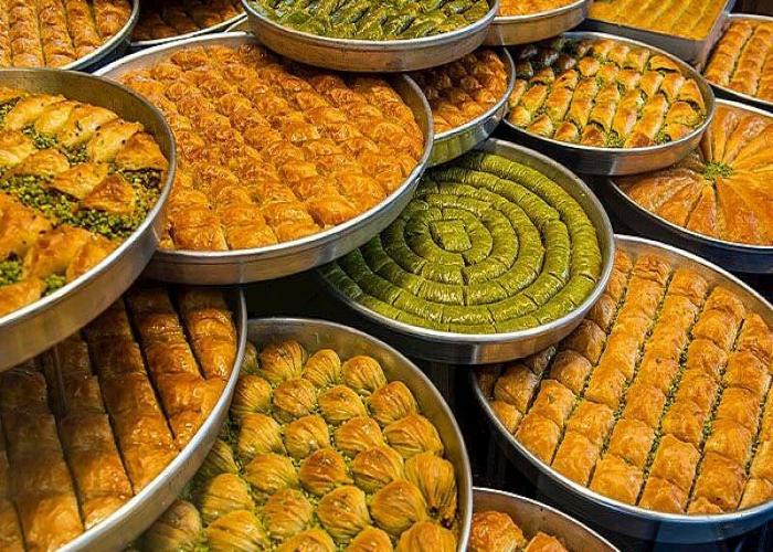 Bişmiş və soyumuş paxlavaya şərbət necə tökülür?