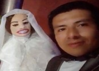 Kukla ilə “evlənən”  3 “uşaq” atası münasibətlərini rəsmiləşdirdi