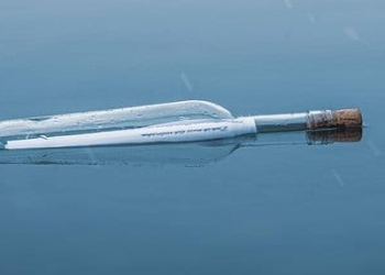 Şüşədəki kağız parçası dörd il ərzində beş min kilometr yol qət etdi