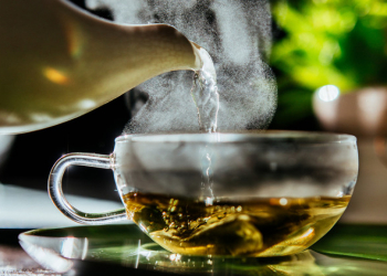 Mütəxəssis: “Səhər oyandıqdan 15–20 dəqiqə sonra çay içmək ən doğru seçimdir”