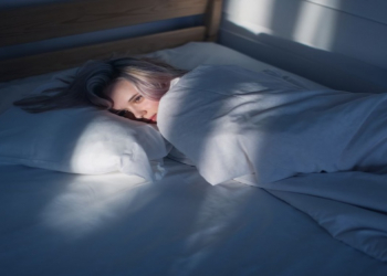 Mütəxəssislər izah edib: insanlar niyə gecənin ortasında oyanır və bir daha yata bilmir