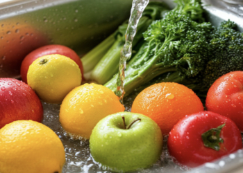 Mütəxəssis: Meyvə və tərəvəzləri isti su ilə yumaq məsləhətlidir