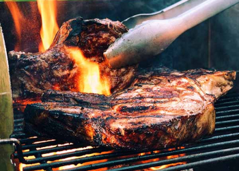 Manqalda ət bişirərkən kömür üzərinə nəyə görə duz tökülür?