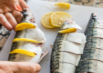 Sobada bişmiş skumbriya: sadə və sürətli resept