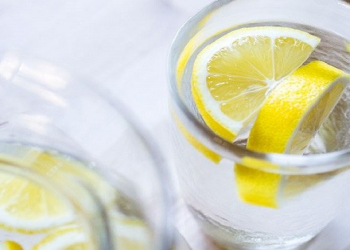 Hər səhər limonlu ilıq su içmək: Fayda, mif, ya marketinq?