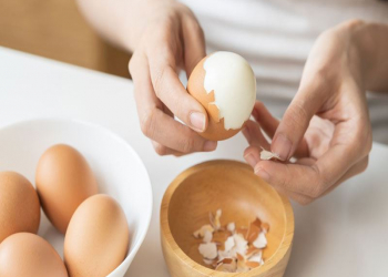 Yumurta qabığını rahat soymaq üçün nə etməli?