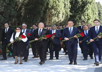 AQTA-nın və AQTİ-nin kollektivi Ulu Öndərin anadan olmasının 102-ci ildönümü münasibətilə Fəxri xiyabanı ziyarət edib