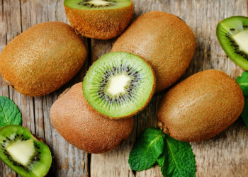 Kivi yüksək C vitamini ilə dəri parıltısını artırır və qocalma əlamətlərini gecikdirir