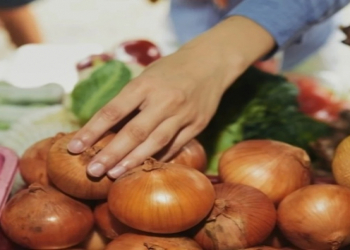 Soğan hər zaman faydalı deyil: sağlamlığa ziyan verə biləcəyi hallar