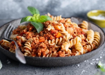 Sərnişinlərin təyyarədə ən çox seçdiyi yemək və içkilər açıqlanıb