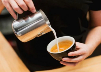 Qəhvəyə əlavə etmək üçün ən faydalı süd seçimi