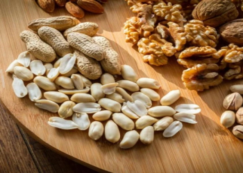 Qoz-fındığı yeməzdən əvvəl yumaq lazımdırmı? – Mütəxəssisdən izah