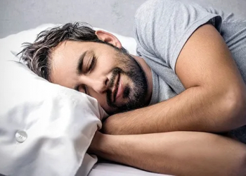 Gecə oyananda tez yuxuya qayıtmağın 2 sadə yolu