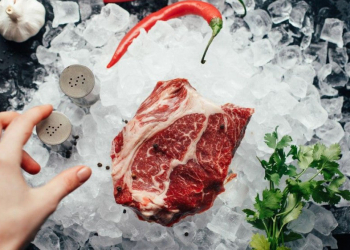 Buzluqdakı ətin donunu açarkən isti sudan istifadə etmək doğrudur?