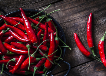 Həkim xəbərdarlıq edir: həddindən artıq acı qidalar mədə üçün risk yaradır