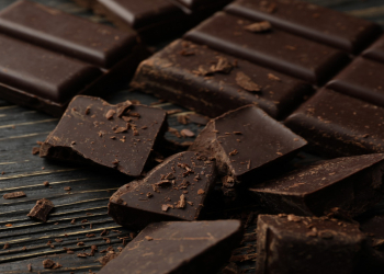 Tünd şokolad faydalı seçimdir, yoxsa sadəcə bəhanə?